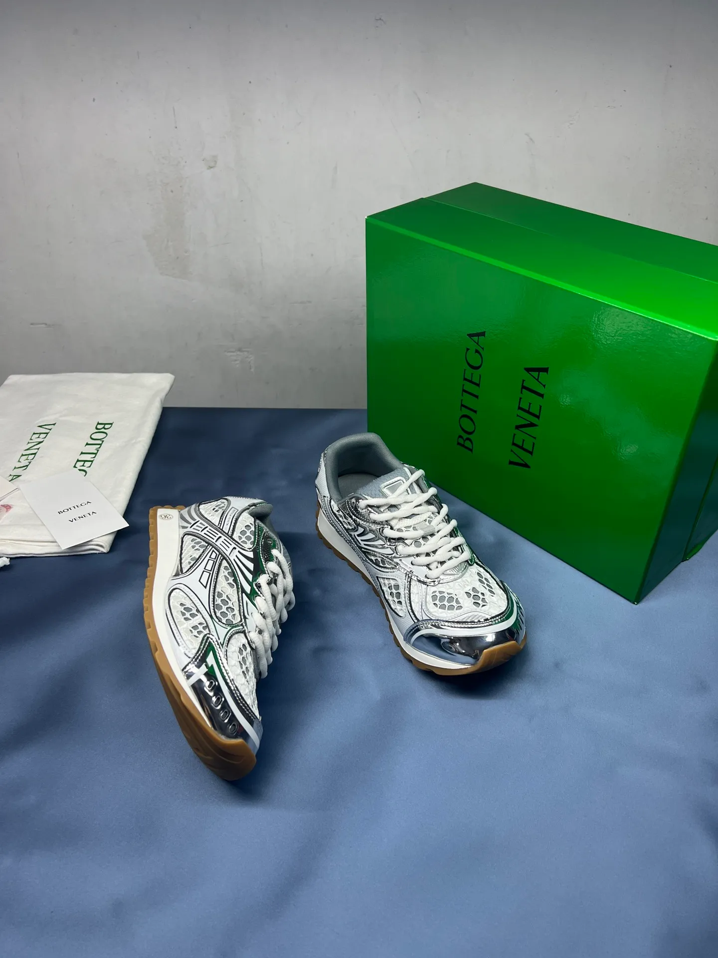 👟👟Ex-factory price 600👟👟 Men's size +10 Real photos 🔥🔥BV Orbit sneakers Wang Yibo's same style couple's dad shoes Runner sneakers, made of lightweight technical mesh fabric. Matched with geometric pattern designed rubber outsole Wang Zha series high version Look for the package craftsmanship The actual height is much higher, but the legs are still slim. Very nice and playable and durable Matching to the standard 💯 Package shoe technology Look for the high version The outsole is made of color-blocked TPU outsole Women's model 35 36 37 38 39 40 41 (40 41 customized) Men's model 39 40 41 42 43 44 45. (Customized size 45) (Customer logo can be accepted without refund or exchange at a favorable price) Equipped with original packaging